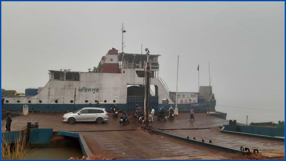 সাড়ে ৮ ঘণ্টা পর দৌলতদিয়া-পাটুরিয়ায় ফেরি চলাচল শুরু