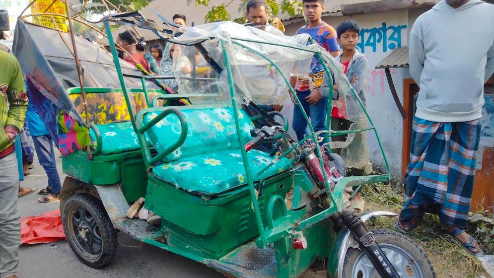 টাঙ্গাইলে বাসচাপায় নারী নিহত, আহত ৪