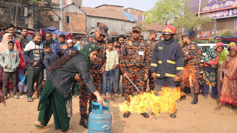 আগুন নেভানোর বাস্তব অভিজ্ঞতা পেল কড়াইল বস্তিবাসী