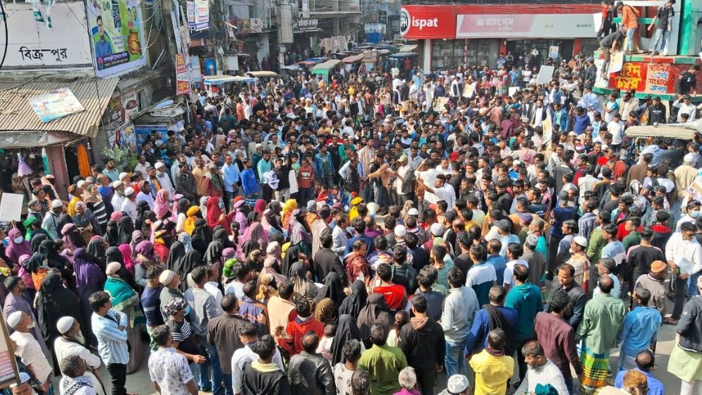 মুন্সীগঞ্জে যুবদল নেতা শান্ত হত্যার বিচারের দাবিতে সড়ক অবরোধ