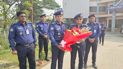 খাঁটিহাতা হাইওয়ে থানা পরিদর্শনে আইজিপি দেলোয়ার হোসেন