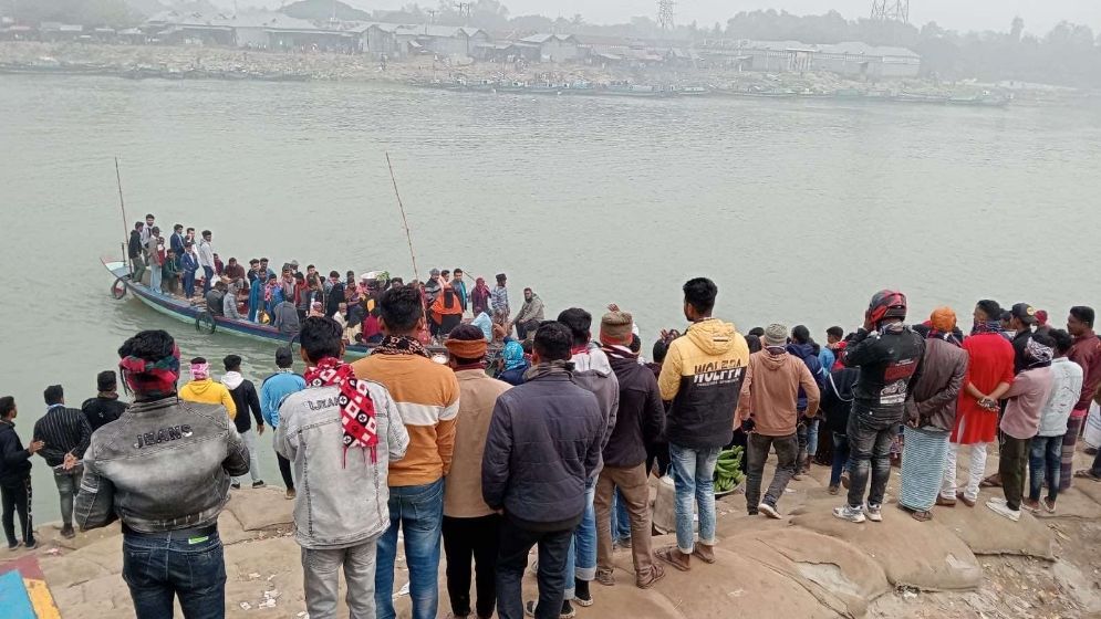 টঙ্গীবাড়ীতে সেতুর অভাবে লক্ষাধিক মানুষের দুর্ভোগ