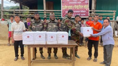 পাহাড়ের খ্রীস্টান পল্লীতে সেনাবাহিনীর খাদ্যসামগ্রী বিতরণ