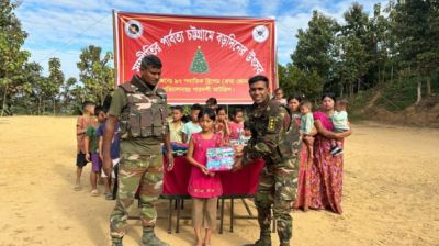 বান্দরবানের দুর্গম এলাকায় সেনাবাহিনীর শীতবস্ত্র বিতরণ