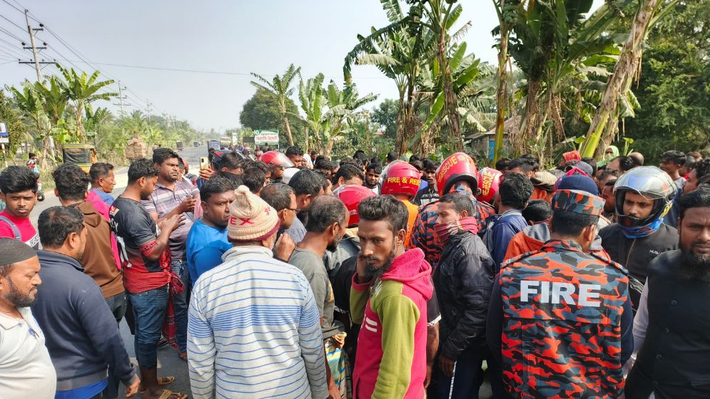 সাতক্ষীরায় বাসচাপায় ভ্যানচালক নিহত