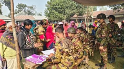 রায়গঞ্জে সেনাবাহিনীর বিনামূল্যে চিকিৎসা সেবা