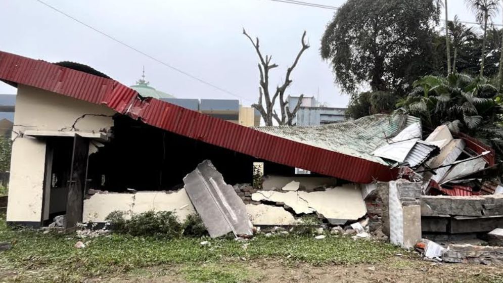 বাকৃবিতে নিষিদ্ধ ছাত্রলীগের কার্যালয় গুঁড়িয়ে দিল শিক্ষার্থীরা