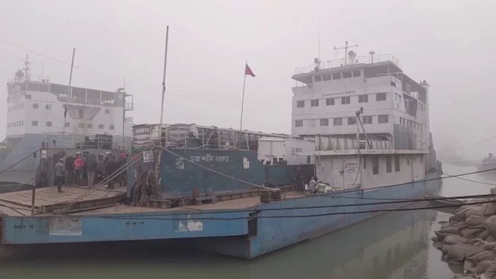 ঘন কুয়াশায় দৌলতদিয়া-পাটুরিয়ায় ফেরি চলাচল বন্ধ