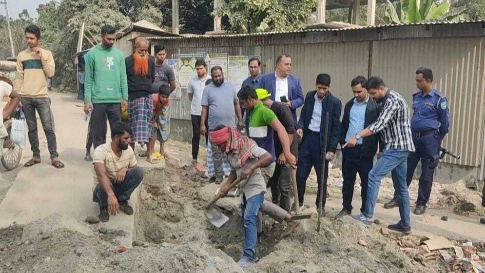 তিতাস কর্মকর্তা ও পুলিশ সদস্যদের পেটাল দুর্বৃত্তরা