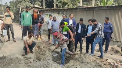 তিতাস কর্মকর্তা ও পুলিশ সদস্যদের পেটাল দুর্বৃত্তরা