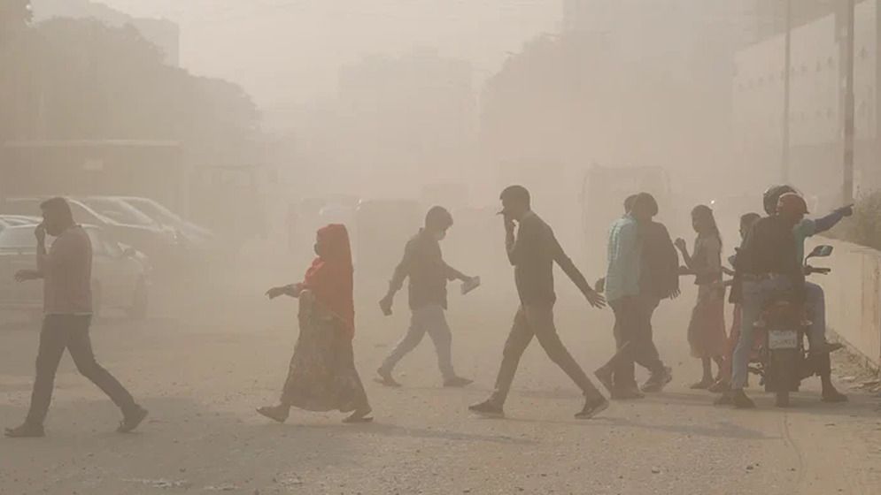 বায়ুদূষণে শীর্ষস্থানে রাজধানী ঢাকা