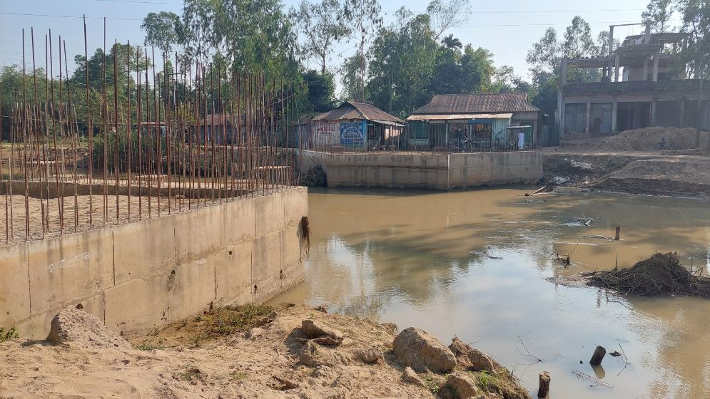 সেতু নির্মাণ বন্ধ : ভোগান্তিতে দুই উপজেলার মানুষ