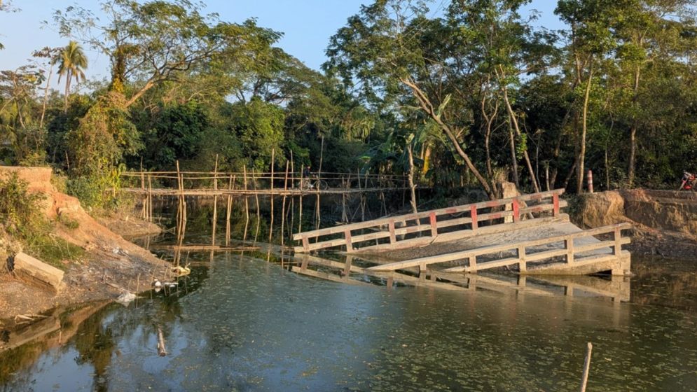 ব্রিজ ধসে খালে, বাঁশের সাঁকোই একমাত্র ভরসা