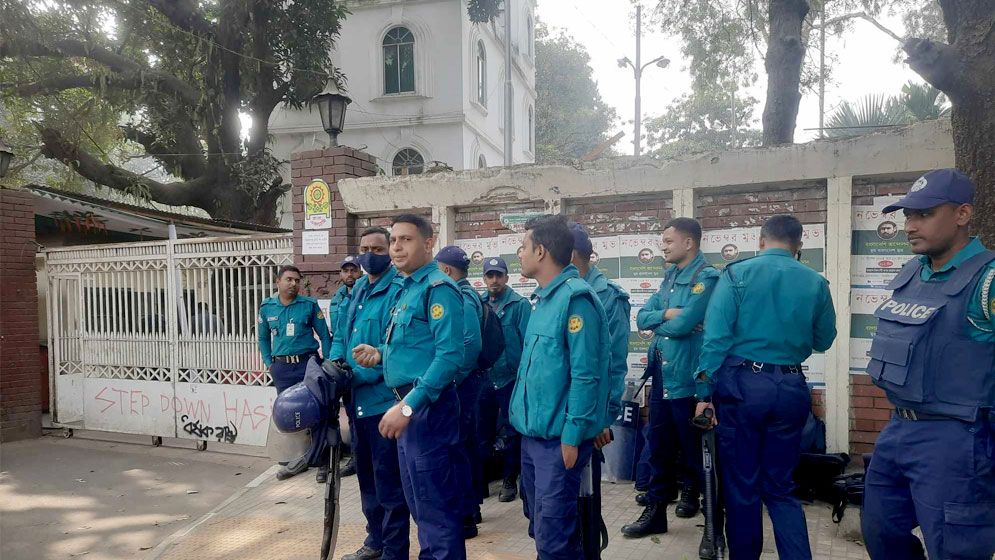 বাংলা একাডেমির সামনে সতর্ক অবস্থানে পুলিশ