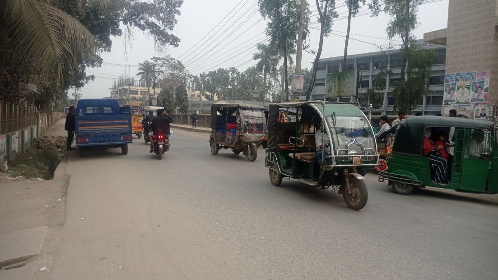 মা দিচ্ছিলেন ভাড়া, আরেক গাড়ি চাপা দিল শিশুকে