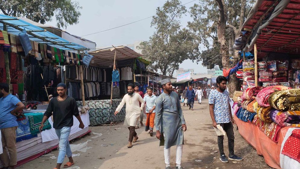 ইজতেমার ফুটপাত হকারদের দখলে, ভোগান্তিতে মুসল্লিরা