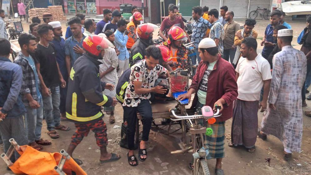 বাস চাপায় প্রাণ গেল ভাই-বোনের