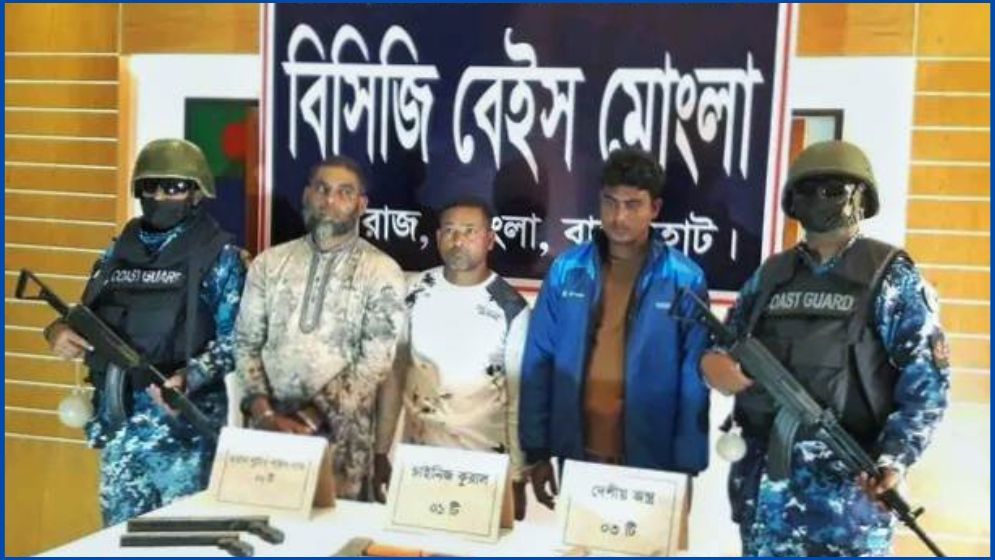 দাকোপে অস্ত্রসহ ৩ ‘সন্ত্রাসী’ আটক