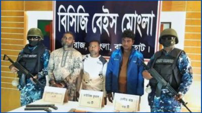 দাকোপে অস্ত্রসহ ৩ ‘সন্ত্রাসী’ আটক