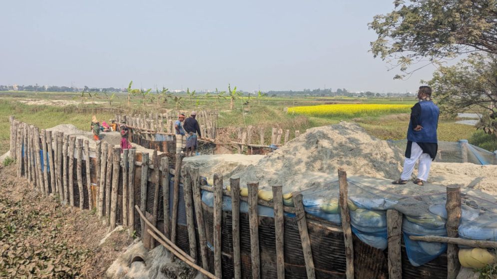 সরকারি খাল দখল করে আ.লীগ নেতার রাস্তা নির্মাণ