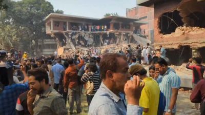 ধানমন্ডি ৩২ : নাট-বল্টু-বই সবই নিয়ে যাচ্ছে উৎসুক জনতা