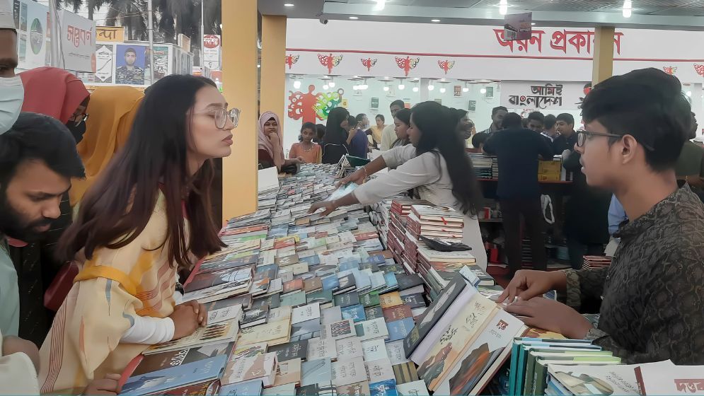 বইমেলায় উপচেপড়া ভিড় হলেও নেই আশানুরূপ বিক্রি