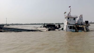 পশ্চিমবঙ্গের মুড়িগঙ্গায় তলিয়ে যাচ্ছে বাংলাদেশি বার্জ