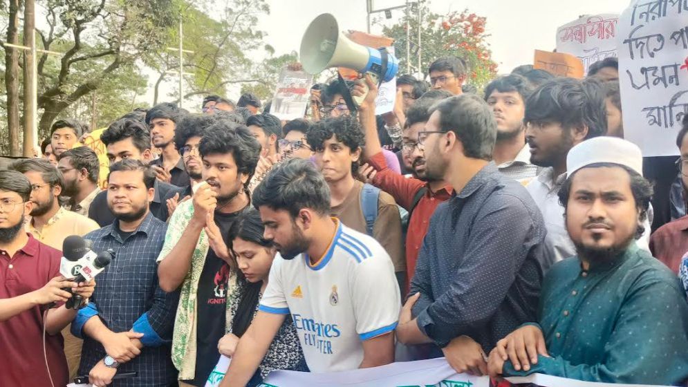 ৬ দাবিতে প্রধান উপদেষ্টার কাছে কুয়েট শিক্ষার্থীদের স্মারকলিপি