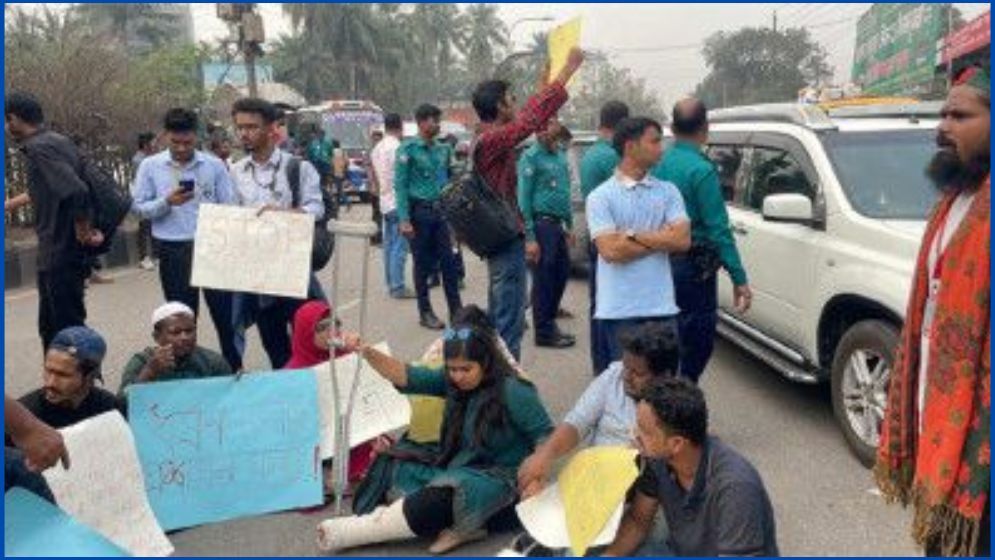 ধর্ষণের প্রতিবাদে আসাদগেটে ছাত্র-জনতার সড়ক অবরোধ