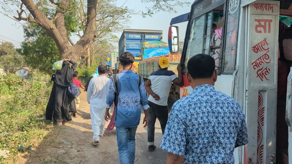 বিএনপির সমাবেশ ঘিরে ঢাকা-আরিচা মহাসড়কে দীর্ঘ যানজট, ভোগান্তি