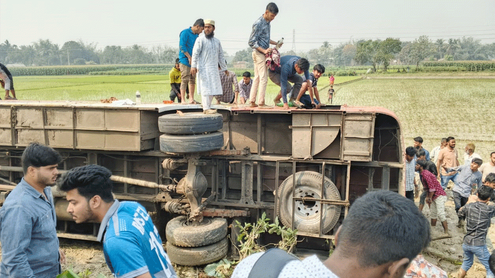 নিয়ন্ত্রণ হারিয়ে শিক্ষার্থীবাহী বাস খাদে, আহত ৩০