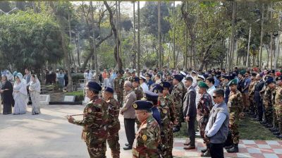 স্বরাষ্ট্র উপদেষ্টাসহ তিন বাহিনী প্রধানের শ্রদ্ধা