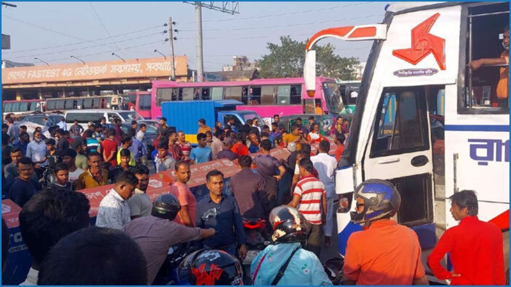 বাসে মামলা দেওয়ায় মহাখালীতে সড়ক অবরোধ