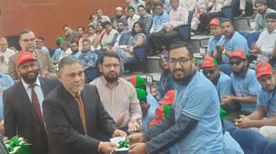 আহতদের হাতে স্মার্ট কার্ড তুলে দিলেন সিইসি
