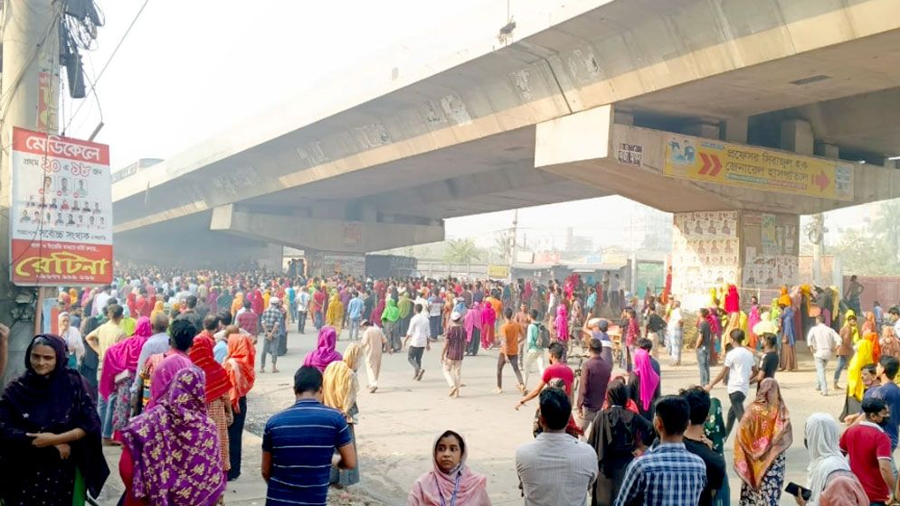 গাজীপুরে শ্রমিকদের মহাসড়ক অবরোধ, যান চলাচল বন্ধ