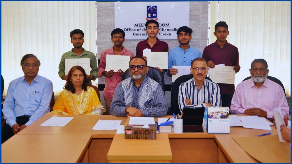 ঢাবির দুই ট্রাস্ট ফান্ড থেকে ১২ শিক্ষার্থীকে বৃত্তি প্রদান