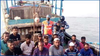 চারদিন পর ৯৯৯-এ কল, সাগরে ভাসমান ১৩ জেলে উদ্ধার
