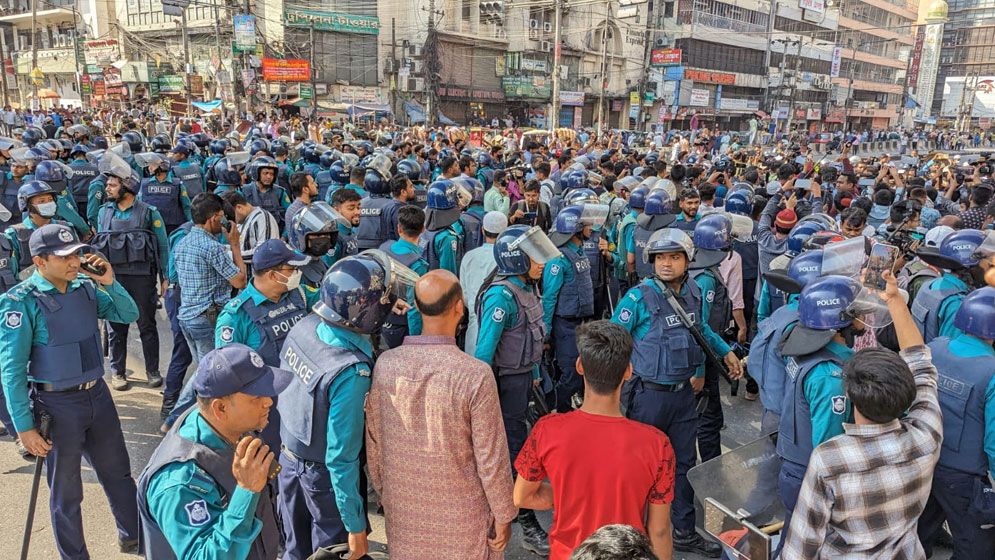 নিষিদ্ধ হিযবুত তাহরীরের মিছিল, পুলিশের লাঠিচার্জ-টিয়ারশেল