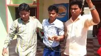 ছুটি দেয়নি স্কুল, স্যালাইনের বোতল সঙ্গে নিয়েই ক্লাসে হাজির শিক্ষক