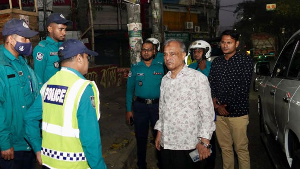 ভোরে ৪ থানা ঘুরে দেখলেন স্বরাষ্ট্র উপদেষ্টা