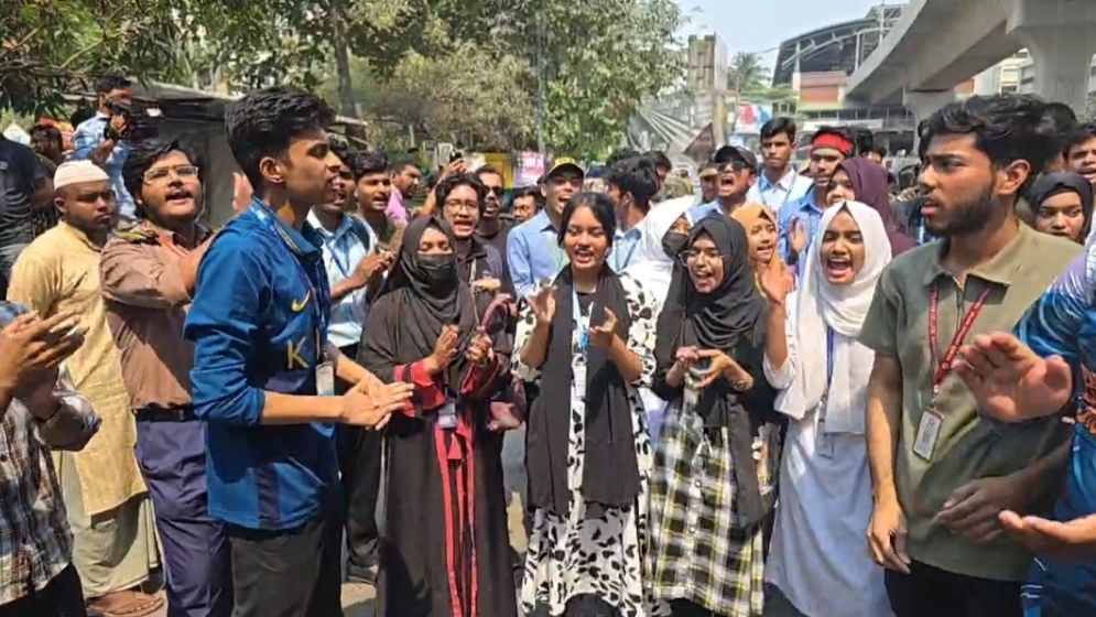 নারীর প্রতি সহিংসতার বিচারের দাবিতে শাহবাগে ৩০ কলেজের শিক্ষার্থীরা