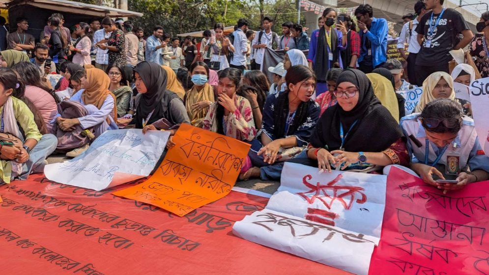 শাহবাগ থেকে শিক্ষার্থীদের ছয় দফা দাবি