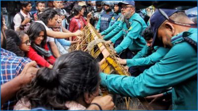 যমুনা অভিমুখে ধর্ষণবিরোধী পদযাত্রায় পুলিশের বাধা, হাতাহাতি