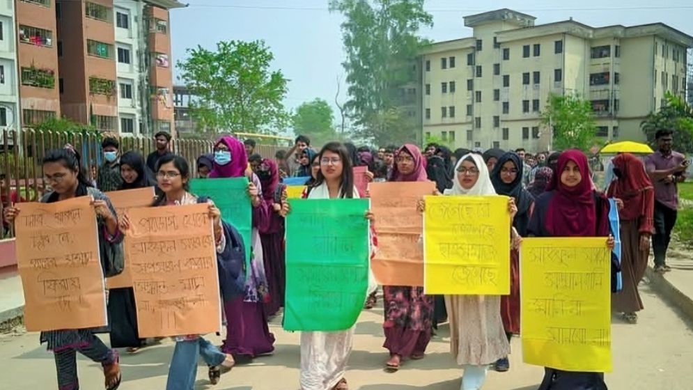 শিক্ষকের মানহানির বিরুদ্ধে জাককানইবি শিক্ষার্থীদের প্রতিবাদ