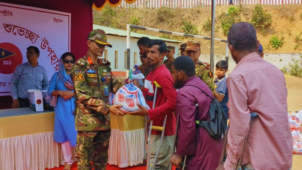 খাগড়াছড়িতে সেনাবাহিনীর ইফতার ও ঈদ উপহার বিতরণ