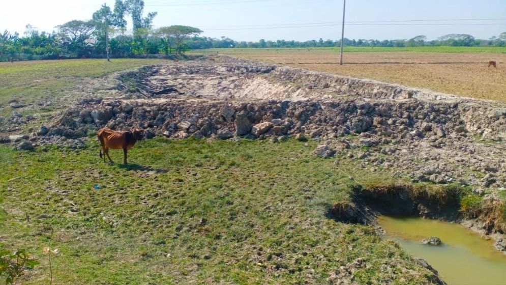 খাল দখল করে বাড়ি নির্মাণের চেষ্টা