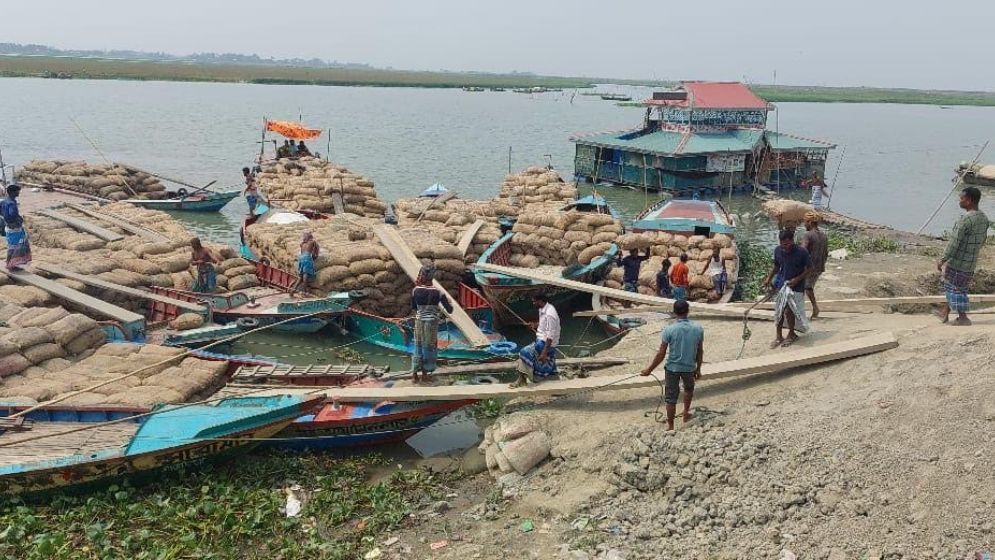 খাস কালেকশনের নামে আলুর বস্তা থেকে চাঁদাবাজি