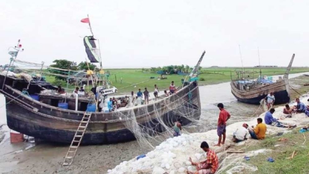 সমুদ্রে ১৫০ কোটি টাকা বিনিয়োগ করে বিপাকে আড়ৎদাররা