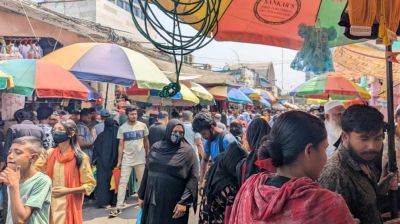 ছুটির দিনে ক্রেতাদের উপচে পড়া ভিড়
