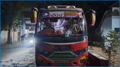 সাভারে দিনের বেলায় চলন্ত বাসে ছিনতাই, আতঙ্কে যাত্রীরা